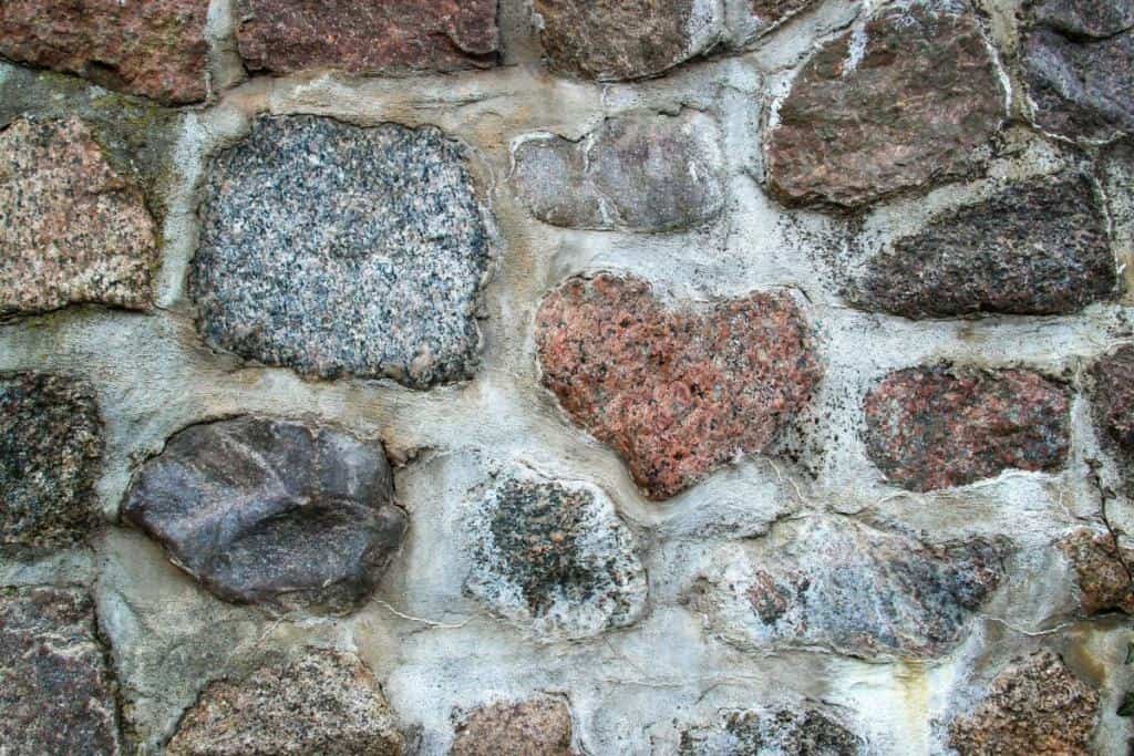 Mauer aus Feldsteinen als Symbol für die Herzmauer