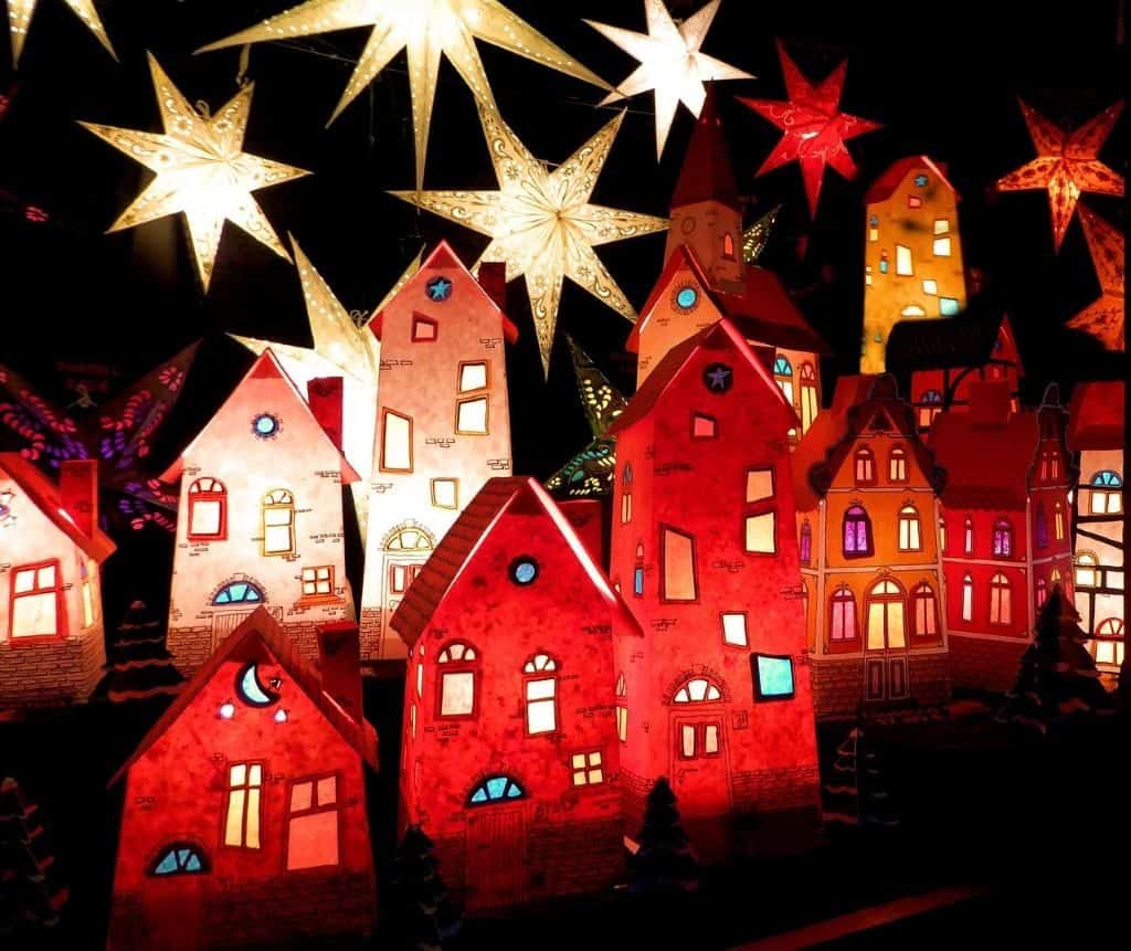 leuchtende Häuser auf dem Bremer Weihnachtsmarkt